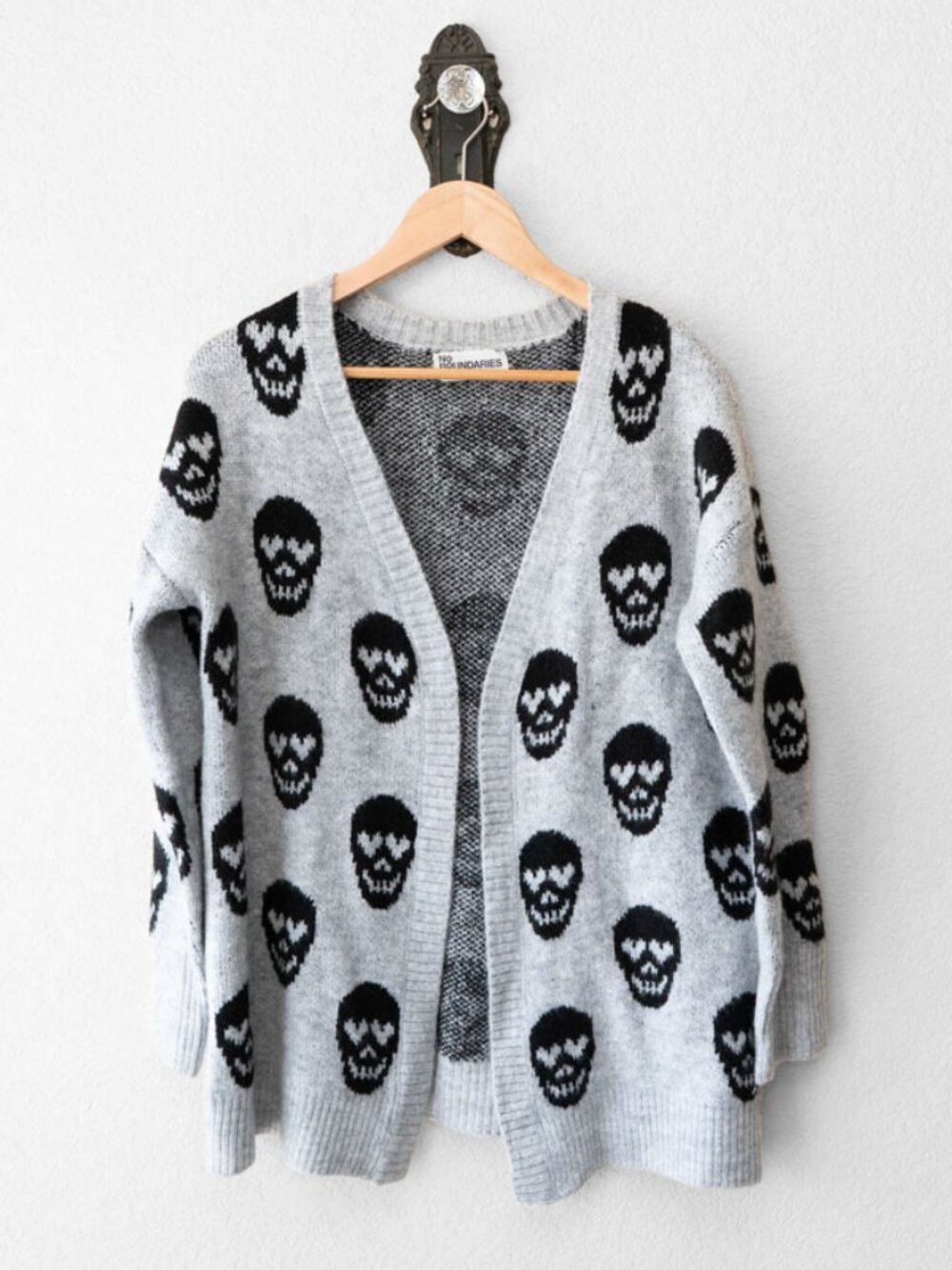 No Boundaries Skull Cardigan M Gray Black Open Front Heart Eyes Goth Sweater
